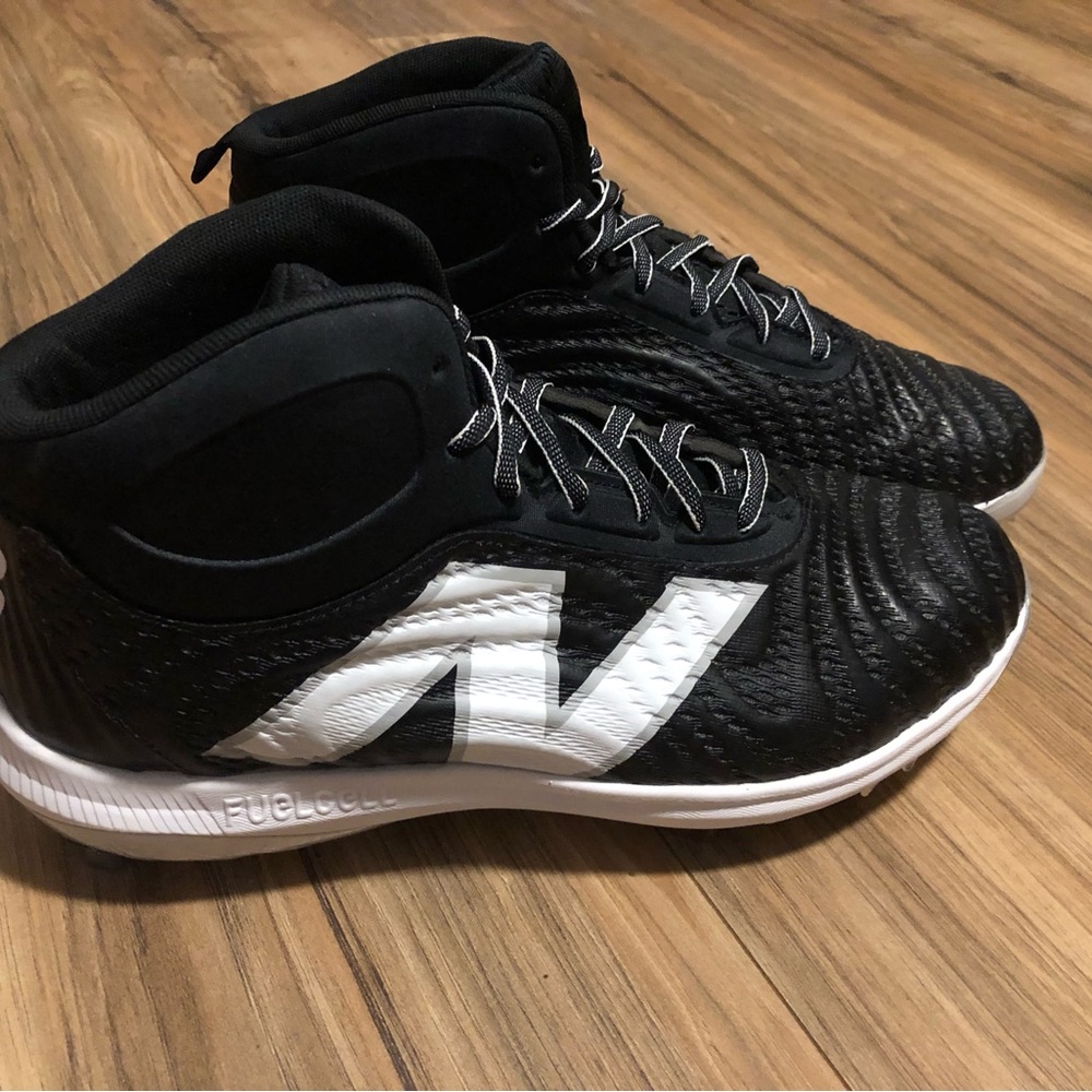 New Balance Men Black and White Athletic Shoes/Cleats